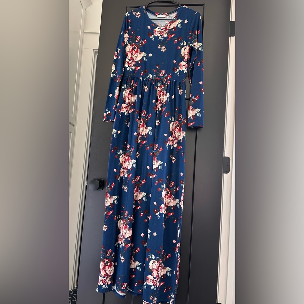 Long sleeve flower maxi dress.